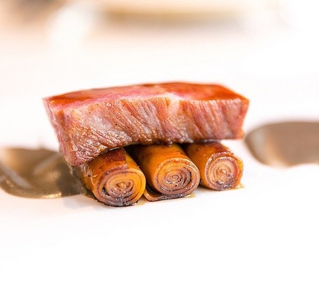 13h: Ăn trưa ở Bo Innovation, một nhà hàng Michelin kiểu Trung Quốc với set ăn 8 món với giá 64 bảng Anh, hoặc 3 món giá 37 bảng Anh.