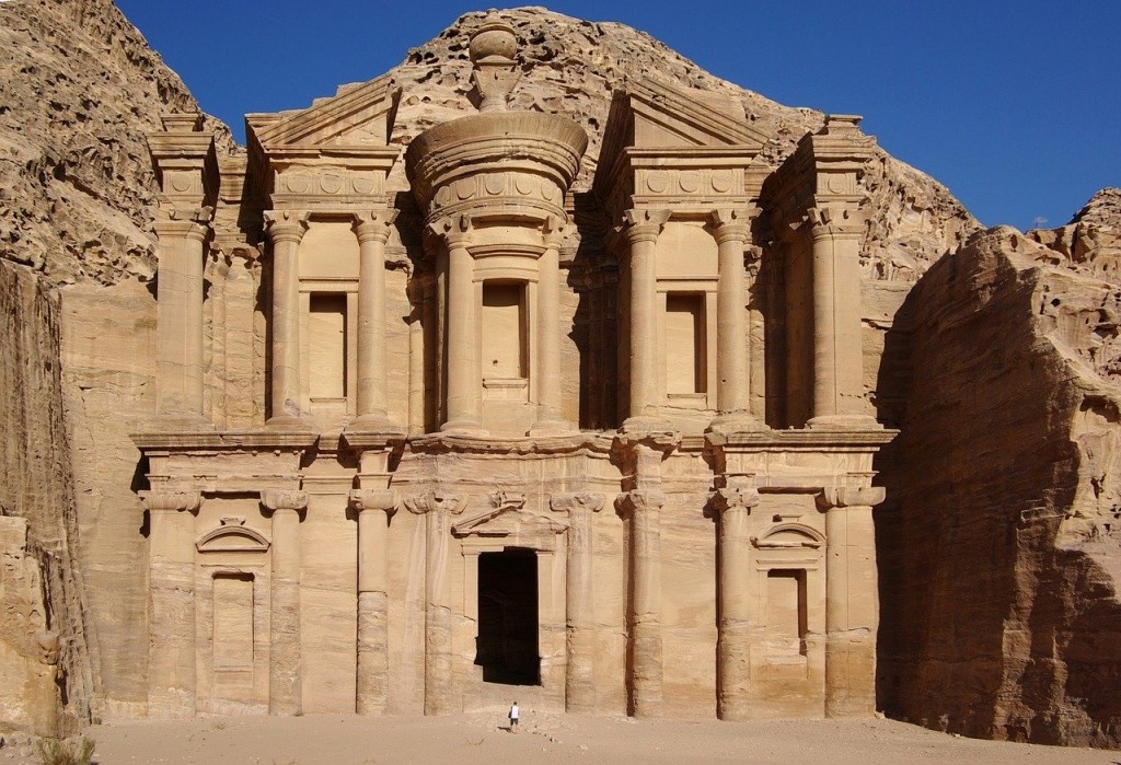Petra: Nằm ở Jordan, giữa Biển Đỏ và Biển Chết, thành phố cổ Petra được người Nabatean, một bộ tộc người Semitic cổ đại khắc vào những dãy núi đá. Địa danh này được phát hiện năm 1812, bao gồm các đền đài, nhà thờ và hơn 800 ngôi mộ.