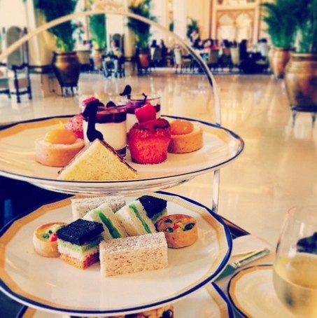 14h: Thưởng thức trà chiều kiểu Anh tại sảnh khách sạn Peninsula với những chiếc bánh sandwich nhỏ, kẹo, bán nướng được phục vụ trên những chiếc giá 3 tầng. Trà chiều thường phục vụ từ 14 – 18h.
