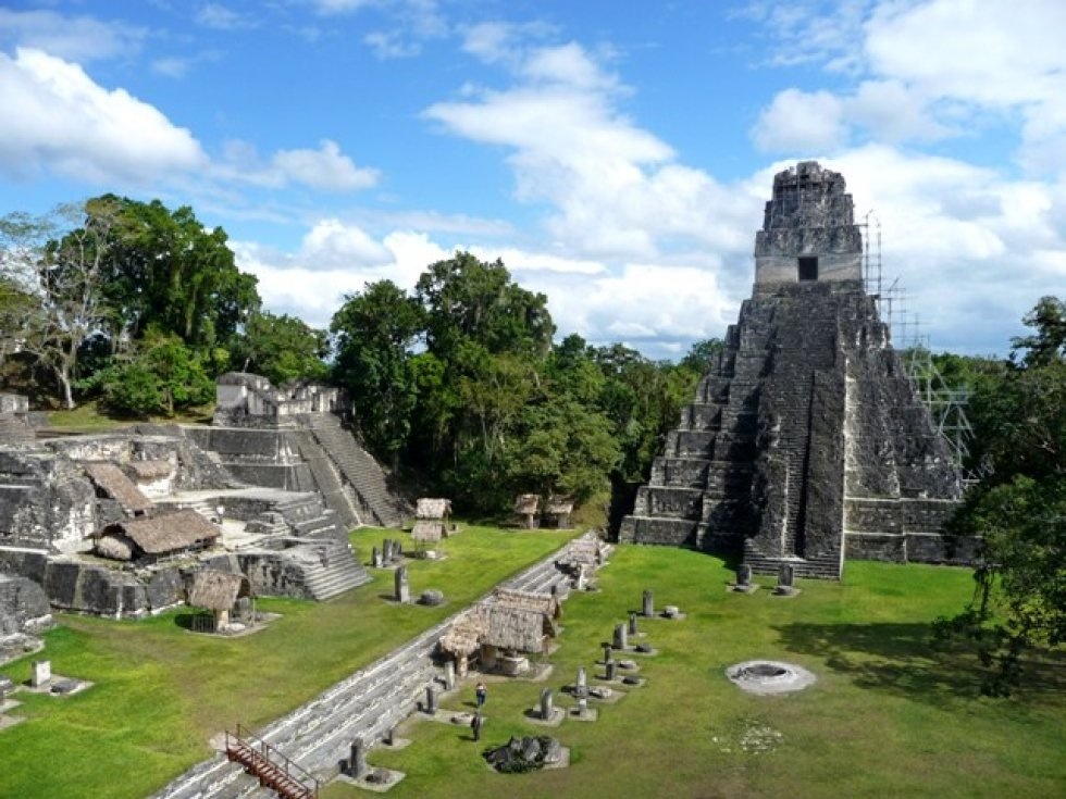 Tikal:  là một thành phố đổ nát của người Maya ở Guatemala. Thành phố nổi tiếng với các ngôi đền đẹp và cổ kính. Năm 1979, UNESCO công nhận thành phố đổ nát Tikal là di sản thế giới. Mặc dù ngày nay Tikal trông như chỉ có đá và đá, nhưng đền đài trước kia từng có màu xanh lá cây và đỏ từ vữa trộn. Người Maya xây Tikal hoàn toàn không có dụng cụ kim loại, động vật hỗ trợ hay xe kéo, và bị bỏ hoang vào năm 900 sau công nguyên.