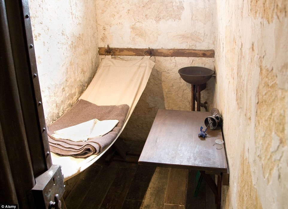 Khung cảnh một phong giam điển hình