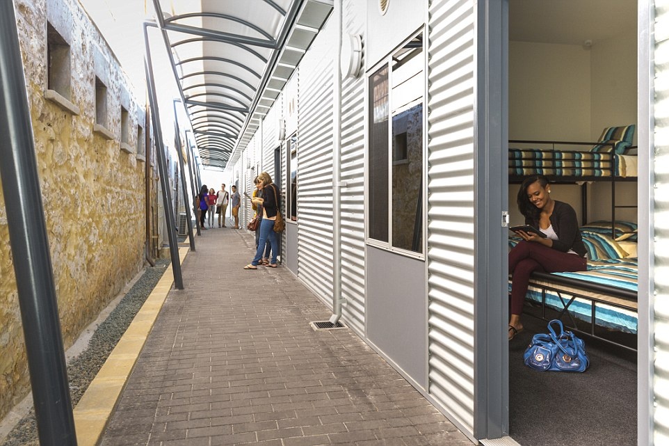 Nha tu khac nghiet tro thanh khach san hinh anh