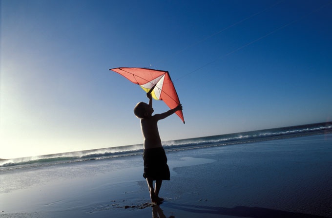 Bermuda: Đồ ăn và những con diều bay phấp phới là điểm nhấn của lễ phục sinh ở Bermuda. Vào ngày thứ sáu, người dân địa phương ngước lên bầu trời ngắm những con diều tự chế được lũ trẻ thả. Truyền thống này bắt nguồn từ lần một giáo viên người Anh ở Bermuda làm một chiếc diều để giải thích về việc chúa bay về trời cho học sinh. Trong lễ phục sinh, người ta ăn bánh ngọt có hình thập tự và bánh cá tuyết.