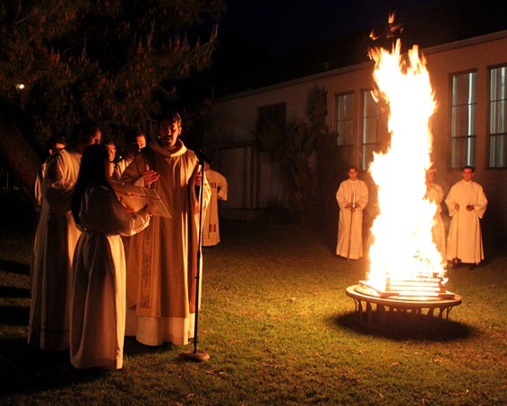 Texas, Mỹ: Thị trấn Fredericksburg, Texas được người Đức thành lập khi đến Mỹ. Vào đêm trước phục sinh, người dân đốt những đống lửa lớn để tưởng niệm hiệp ước hòa bình được ký với người da đỏ Comanche năm 1847. Ở các thị trấn Bắc Âu cũng đốt lửa trong lễ phục sinh để cầu nguyện.