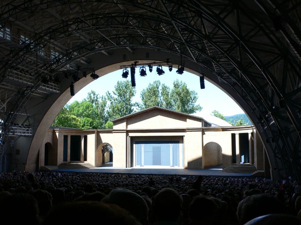 Đức: Làng Bavarian ở Oberammergau nổi tiếng với nghề khắc gỗ và chương trình biểu diễn Passion Play mô tả cái chết của Chúa. Chương trình này mang ý nghĩa tạ ơn Chúa vì cứu người dân ở đây khỏi bệnh dịch hạch đe dọa quét sạch cả làng năm 1633. Các nhà lãnh đạo tôn giáo ở Oberammergau hứa với Chúa trời sẽ tổ chức chương trình 10 năm một lần. Chương trình kéo dài 6 tiếng đồng hồ cả 7 ngày trong tuần, từ tháng 5 đến tháng 10. Chương trình biểu diễn gần nhất là năm 2010.