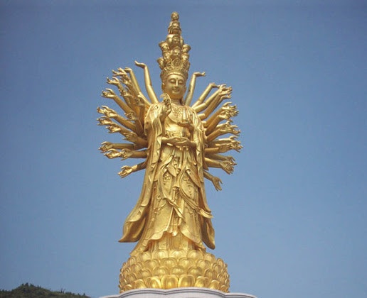 Tượng Phật nghìn mắt nghìn tay: Nằm tại Hồ Nam, Trung Quốc, cao 99 m, tượng Phật Quan Thế Âm này là bức tượng cao thứ 7 thế giới và cao thứ 4 tại Trung Quốc. 