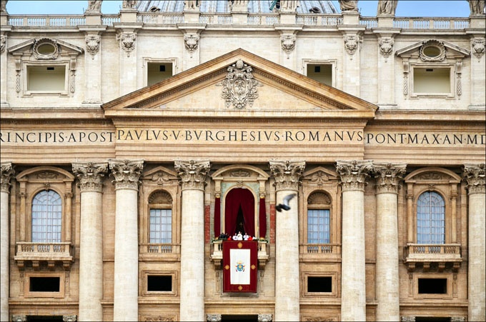 Vatican, Italy: Vào thứ sáu, đám đông tín đồ đổ đến quảng trường St. Peter xem chương trình biểu diễn kiểu trung cổ tái hiện các hoạt cảnh trong kinh thánh, bao gồm việc Chúa bị đóng đinh lên thánh giá. Vào ngày chủ nhật phục sinh, đức Giáo hoàng hành lễ từ Vương cung thánh đường thánh Phêrô. Vé tham gia miễn phí, nhưng phải đặt trước 2 tháng bằng fax.