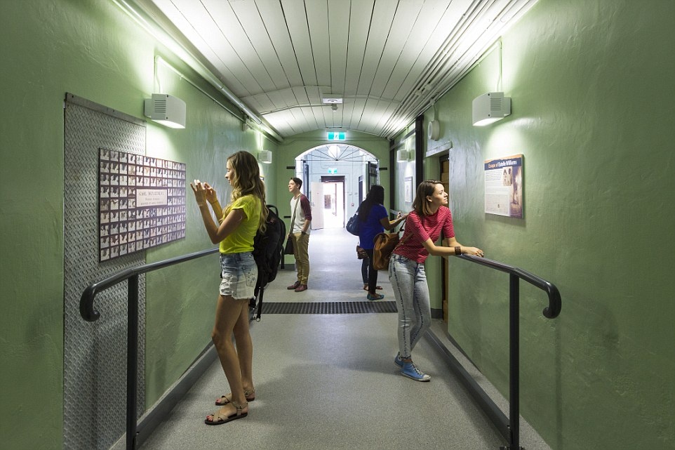 Khách tham quan có thể xem thông tin về nhà tù và những tù nhân đã từng vượt ngục thành công như Estelle Williams - người đã đào tẩu bằng cách trèo lên mái nhà và men theo tường của nhà từ Fremanlth.