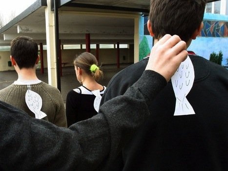 Pháp: Theo Time, ngày cá tháng tư được gọi là Poisson d’Avril, còn ở Italy được gọi là Pesce d’Aprile. Theo truyền thống, học sinh thường dán bức tranh hình con cá lên lưng bạn mình và chờ phản ứng của bạn khi bị phát hiện.