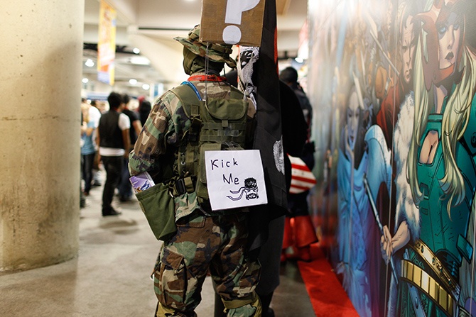 Scotland: Người Scotland thích trêu chọc nhau đến nỗi họ kéo dài ngày cá thêm một ngày nữa. Ngày 1/4 theo truyền thống là ngày săn chim Gowk. Vào ngày này, bạn làm một thông điệp được dán kín và gửi cho một người, nhờ được giúp đỡ. Nội dung thông điệp hướng dẫn người nhận truyền thông điệp đó cho một người khác, người này lại truyền cho người khác nữa, cứ thế chu trình tiếp diễn. Ngày thứ 2 là ngày Taily với rất nhiều câu chuyện cười và những mẩu giấy “Đá tôi đi” được dán vào lưng nhau.