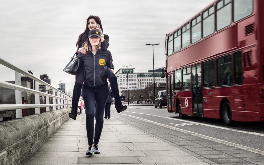 Dẫn đầu trong việc đổi mới về taxi, ứng dụng mới Hailo công bố tính năng mới giúp khách hàng đi lại dễ dàng hơn. Khi sử dụng, dịch vụ cõng người sẽ xuất hiện trong một vài phút và đưa khách hàng đến tận nơi. Dịch vụ này có khả năng di chuyển cực nhanh, tránh tắc đường, với kỹ năng của vận động viên điền kinh và kiến thức dày dặn về thành phố. Khách hàng có thể thỏa sức ngắm phố phường trong lúc di chuyển.