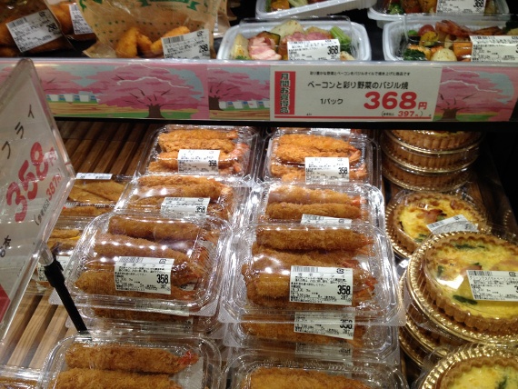 Đồ ăn là thành phần không thể thiếu khi đi picnic. Người Nhật thường chuẩn bị những cuốn sushi đẹp mắt hay những món đồ ăn tự tay làm. Những người không có thời gian thì đi siêu thị mua đồ ăn sẵn. Các cửa hàng, siêu thị luôn bán sẵn các loại đồ ăn này. Đây cũng là thời điểm trong năm mà người ta có thể uống bia rượu nơi công cộng, trừ việc vừa đi vừa cầm chai rượu đã mở. Tuy nhiên, các đền đài thường không cho phép tụ tập picnic.