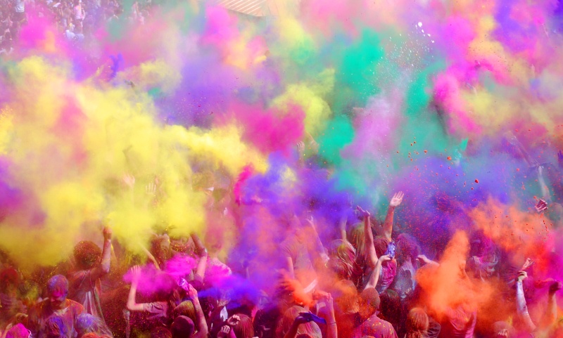 Ấn Độ: Lễ hội Holi của người Ấn được tổ chức vào 31/3. Người dân có thể trêu đùa, ném bột màu vào người nhau, vẽ mặt và khắp người bằng màu nước để chào đón mùa xuân.