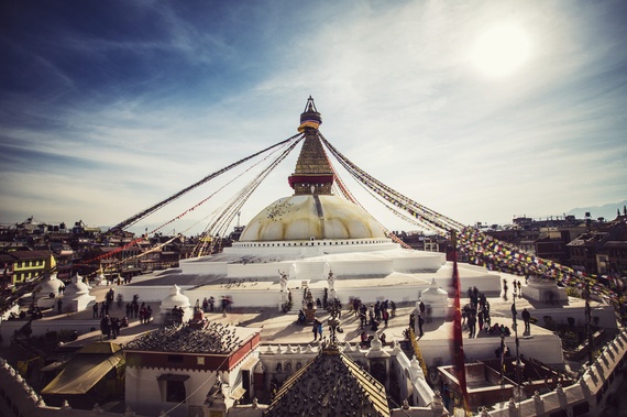 Bảo tháp Boudhanath, Nepal: Nằm ở ngoại ô thủ đô Kathmandu, Boudhanath là nơi hành hương cho các tín đồ Phật giáo Tây Tạng. Bảo tháp Boudhanath cao 36 m, tồn tại từ thế kỷ thứ 5, là bảo tháp lớn nhất thế giới có chứa hài cốt của một nhà sư. Tháp có đường kính trên 100 m, chiều dài từ bức tường này đến bức tường kia gần bằng chiều dài của một sân bóng đá. 