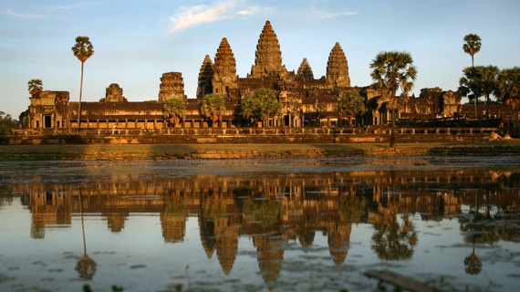 Đền Angkor Wat, Campuchia: Angkor Wat trở thành biểu tượng của đất nước Campuchia và cũng là một kỳ quan tôn giáo trong suốt 1.000 năm. Nhiều du khách thích đến Angkor Wat lúc mặt trời mọc để có được cảnh tượng huy hoàng nhất.