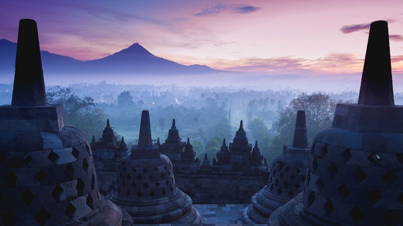Tháp Borobudur, Indonesia: Một trong những cảnh bình minh đẹp nhất thế giới là ở tháp Borobudur, trên đảo Java, Indonesia. Borobudur nằm trên đỉnh đồi, giữa vùng đồng bằng phì nhiêu, xung quanh là rừng núi và những ngọn núi lửa. Ngọn tháp được xây dựng vào khoảng thế kỷ thứ 8 - 9 dưới vương triều Sailendra vốn sùng đạo Phật. Cấu trúc gồm 12 nền lộ thiên to chồng lên nhau tạo thành một khối cao 42, chiều dài mỗi cạnh nền dưới cùng là 123 m. 
