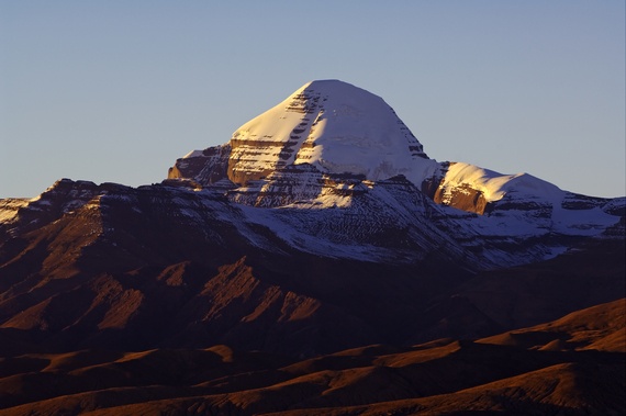 Núi Kailash, Tây Tạng: Hàng ngàn người hành hương không ngại xa xôi hiểm trở đến vùng núi Kailash hẻo lánh mỗi năm. Núi Kailash là nơi linh thiêng duy nhất trên thế giới được tín đồ của Phật giáo, Ấn Độ giáo, Kỳ Na giáo và đạo Bonpo coi là vùng đất linh thương, quê hương của các vị thánh, thậm chí còn được coi là nơi khai sinh ra thế giới. 