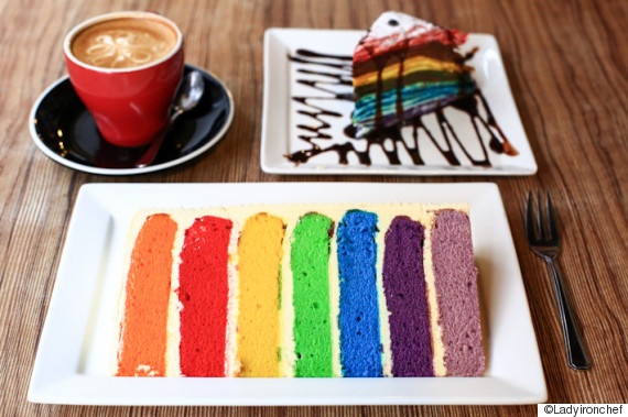 Mặt tiền được vẽ những bức tranh cách điệu sặc sỡ. Không giống như graffiti, những bức tranh này được chủ cửa hàng ủy quyền vẽ để thu hút du khách. Nếu thấy đói bụng, bạn có thể ghé quán I Am… Café, một tiệm bánh với các loại bánh màu sắc như cầu vồng.