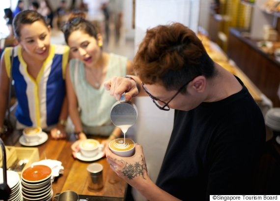 2. Tiong Bahru: Nơi đây có nhiều khu nhà tập thể lâu đời, còn được biết đến với tên “Mei Ren Wu” (sào huyệt của cái đẹp) do đàn ông thường giấu các cô bồ trong những ngôi nhà trang trí kiểu cách. Khu phố vẫn giữ những nét đẹp thời xưa, nhưng đã bị biến tấu trong những năm gần đây để thu hút khách du lịch. Các quán cà phê được trang trí một cách nghệ thuật để du khách có được không gian thư giãn khỏi phố thị ồn ào. 