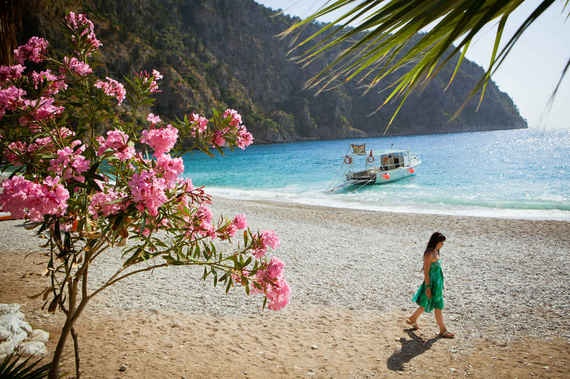 Bãi Ölüdeniz, Thổ Nhĩ Kỳ: Bãi biển được nhiều du khách châu Âu ưa thích, là địa điểm lý tưởng cho những chuyến phiêu lưu lặn biển. Điểm độc đáo ở đây là bãi biển tràn ngập những hòn đá cuội.