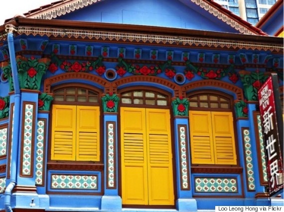 Ngoài việc chiêm ngưỡng những ngôi nhà sặc sỡ, du khách cũng có thể tìm được các tác phẩm được sáng tạo bởi người địa phương ở At Ease Gallery với mức giá phải chăng.