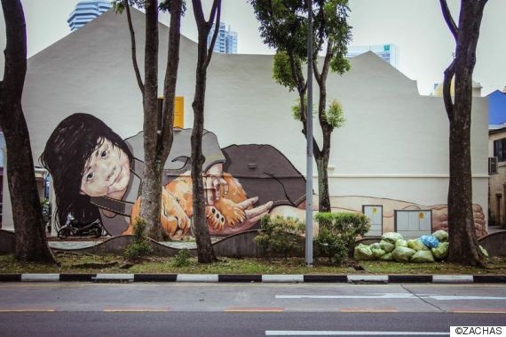 Các bức tường ở đây cũng được tô điểm bởi màu sắc nghệ thuât. Nghệ sĩ đường phố người Latvia Ernest Zacharevic để lại dấu ấn trên những con phố dọc đường Victoria với những bức vẽ vô cùng sống động. Tác phẩm của ông phản ánh cuộc sống hiện đại ở Singapore qua trải nghiệm thực tế của người nghệ sĩ.