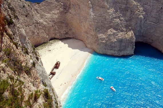 Bãi Navagio, Hy Lạp: Navagio là con vịnh nhỏ yên tĩnh, nhưng có một quá khứ hào nhoáng. Tương truyền trước kia có những con tàu buôn lậu rượu và thuốc lá bị đắm ở bãi biển này. Ngày nay, bãi biển chỉ còn cát trắng, làn nước xanh trong vắt tới tận đáy.