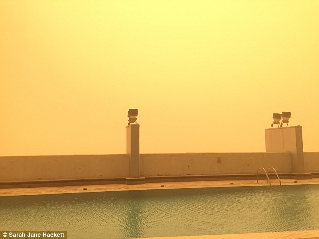 Bầu trời Dubai biến thành màu da cam trong bão cát.