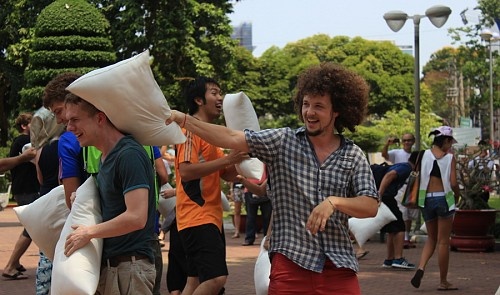 Cuộc chiến gối ôm được tổ chức tại công viên 23/9, quận 1, TP HCM hôm 4/4. Ảnh: Dong Nguyen