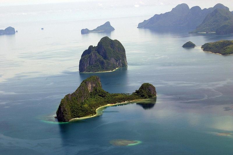 Đảo trực thăng, Philippines: Đảo Dilumacad ở El Nido, Palawan có hình dáng giống hệt một chiếc trực thăng không cánh quạt. Đảo nổi bật trên mặt biển với màu xanh thẫm của rừng cây xen với  những mảng núi đá. Phía đuôi “trực thăng” là một bãi biển cát trắng tuyệt đẹp.