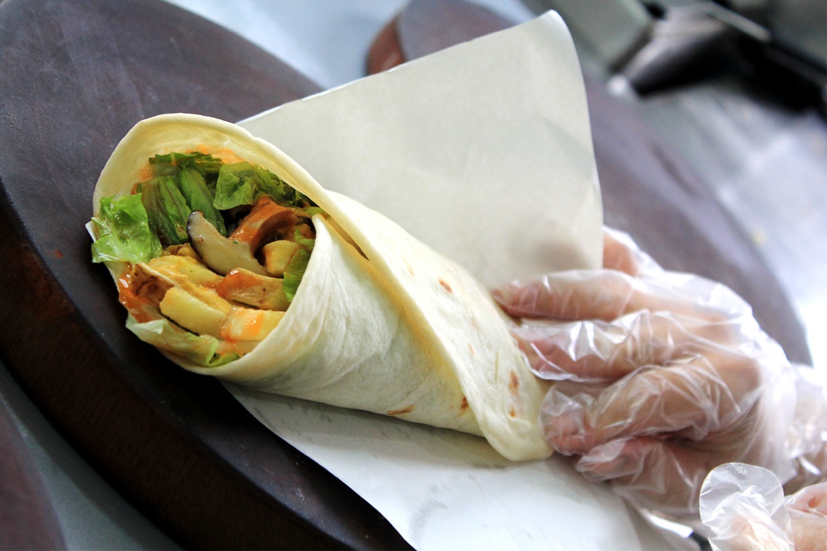 Banh mi cuon Hy Lap tren duong pho Sai Gon hinh anh