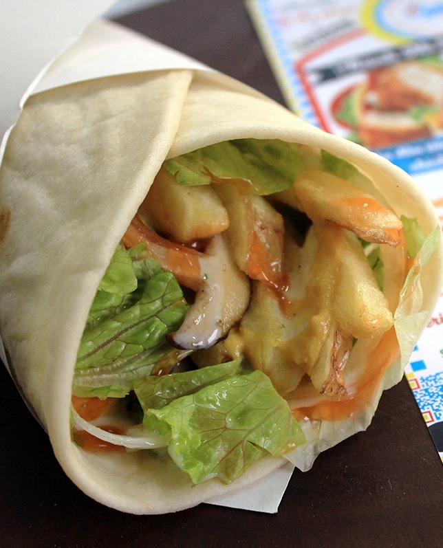 Lấy ý tưởng từ món Gyros nổi tiếng từ Hy Lạp, bánh mì cuộn của Oya được nhận xét là thơm ngon và hợp khẩu vị của người Việt.