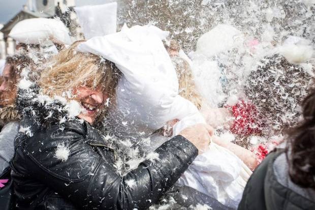 Cuộc chiến gối ôm ở quảng trường Trafalgar, London, Anh.