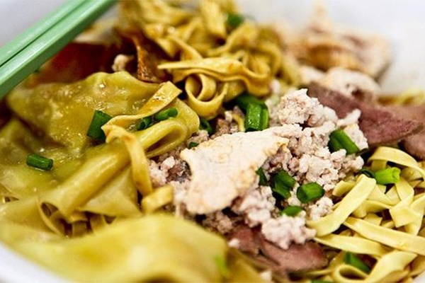 Bak Chor mee - Món ăn bạn phải xếp hàng dài chờ đợi Món mì thịt bằm với sốt sambal cay Bak Chor mee đặc trưng bởi những cọng mì to, dẹt, hoàn toàn cân bằng khi kết hợp với nước tương, thịt heo lát, thịt băm, gan...  Ở Singapore, có khá nhiều quán bán món ăn này, nhưng nổi tiếng nhất là Hill Street Tai Hwa, nơi mà hầu như không ai phàn nàn gì khi phải đứng chờ 45 phút để được thưởng thức tô mì ngon tuyệt.