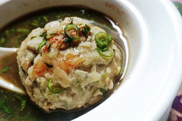 Ẩm thực Nyonya – Hương vị kiểu cách nhất Ẩm thực Nyonya là sự kết hợp tinh tế giữa các thành phần truyền thống của Trung Quốc với các loại gia vị, thảo một của Malaysia. Điển hình như trong món súp cua viên tròn, viên cua là sự hòa trộn của cua, tôm, hoa, bong bóng cá, củ cải, cà rốt, thịt heo băm nhuyễn ướp với nhiều loại gia vị và được viên thành viên tròn trước khi đem nấu súp.