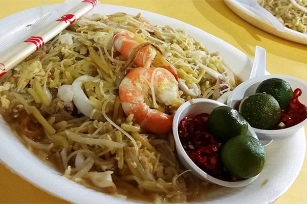 Mì xào hải sản Hokkien– món ăn khôi hài nhất Phiên bản “Quảng Châu” của món mì hải sản vô cùng phổ biến với người Phúc Kiến - Hokkien đã tạo ra một món ăn vô cùng thú vị trong ẩm thực Singapore. Hai loại mì gạo, mì trứng của món Hokkien nguyên bản được hòa trộn với nhau và xào cùng nhiều loại hải sản, nước dùng, nước tương, thịt lát, dọn ăn kèm sốt ớt sambal và chanh.
