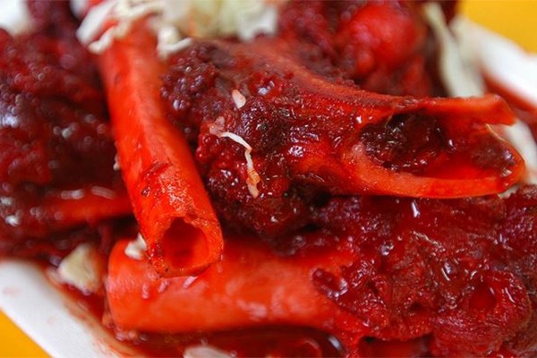 Sup tulang - hương vị liều lĩnh nhất Một món ăn yêu thích của cánh tài xế taxi vào đêm muộn là món Sup tulang hay còn gọi là ống tủy đỏ. Đó là những phần xương, tủy ở đáy nồi được dùng để nấu nước lèo, sau khi vớt ra được thêm vào một ít gia vị, xốt cà chua rồi đem chấm cùng bánh mì và hút lấy phần tủy bên trong. 