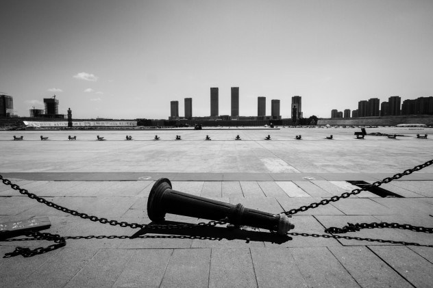 Thị trấn ma: Ordos được gọi là thị trấn ma lớn nhất Trung Quốc. Thị trấn được xây dựng để phục vụ hơn 1 triệu người dân, nhưng chỉ 2% diện tích thành phố có người ở, phần còn lại bị bỏ hoang. Lịch sử thị trấn bắt nguồn từ hơn 20 năm trước trong một đợt khai thác than quy mô lớn. Các nhà đầu tư ra sức xây dựng các tòa nhà cho thuê nhưng nhiều người đã phải rút vốn hoặc phá sản trước khi các tòa nhà hoàn thành. Ngày nay, trên nhiều đường phố còn rất nhiều các tòa nhà dang dở. Người dân thị trấn bỏ đi nơi khác. Các nhà đầu tư phải giảm giá nhà đất để thu hút người dân trở lại thị trấn. Sinh viên mới ra trường về thị trấn sẽ được cấp văn phòng, internet và một số thiết bị miễn phí.