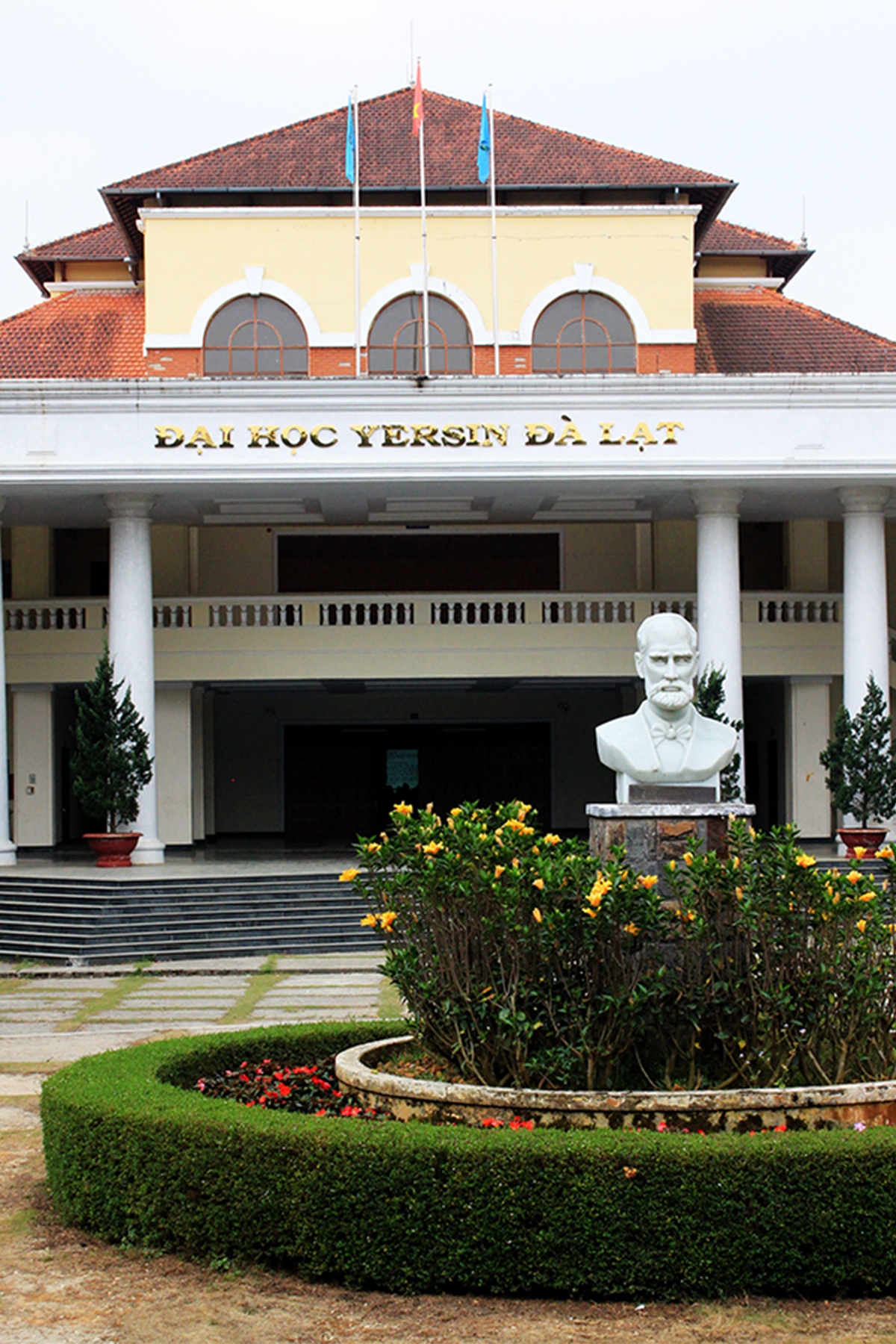 Đại học Yersin Đà Lạt (số 1 đường Tôn Thất Tùng) được đặt theo tên nhà bác học Yersin – người có công tìm ra thành phố ngàn hoa này.