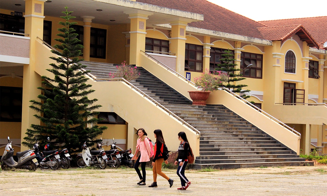 Bên cạnh đó, với địa thế trên đỉnh đồi của mình, từ Đại học dân lập Yersin Đà Lạt bạn có thể ngắm nhìn toàn bộ khung cảnh thơ mộng của những dãy vườn, những ngôi nhà xen kẽ bên dưới thung lũng tuyệt đẹp.