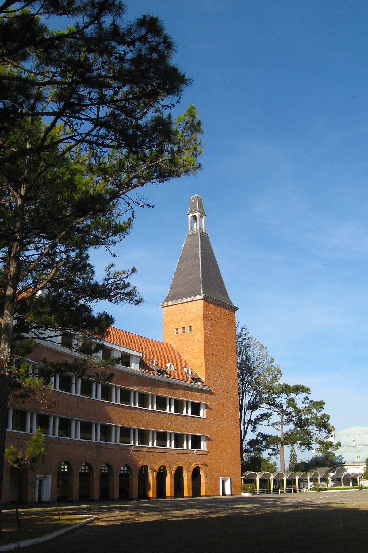 Hiện tại để đảm bảo tiến độ học tập của các sinh viên, trường chỉ mở cửa cho du khách vào tham quan từ 4h chiều trở đi.