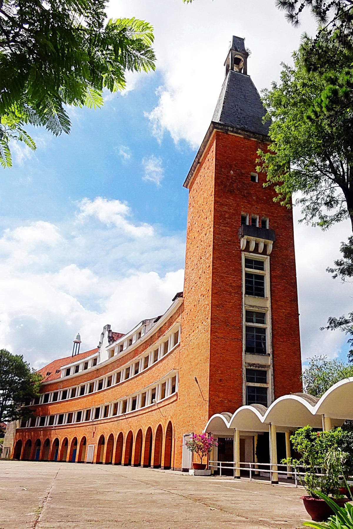 Cao đẳng Sư phạm Đà Lạt (số 29 đường Yersin) từ lâu đã là một trong những địa điểm phải đến của nhiều du khách khi đến với xứ sở ngàn hoa. Trường được xây dựng vào năm 1927, dành cho con em người Pháp và một số gia đình Việt giàu có. Với dãy lớp học hình vòng cung ôm sát khoảng sân rộng, những bức tường lát gạch trần đỏ, tháp chuông lợp ngói vút cao lên bầu trời soi mình bên cạnh hồ Xuân Hương thơ mộng, đây được xem là một trong những công trình độc đáo của thế kỷ 20. Vì vậy sẽ thật thiếu sót nếu đến đây mà bỏ qua công trình kiến trúc độc đáo, cổ kính mang đậm dấu ấn châu Âu này. Ảnh Ngô Minh Trúc