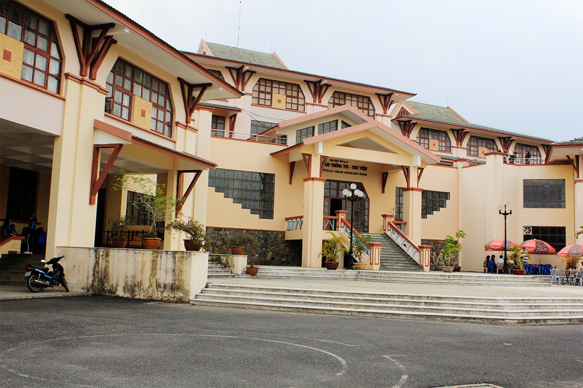 Với hàng loạt công trình kiến trúc lớn nhỏ, khác biệt nhưng hài hòa trên nền sân rộng, thoáng đãng gần 40ha, Đại học Đà Lạt không chỉ là nơi lý tưởng để học tập mà còn là điểm khám phá lý thú với du khách.