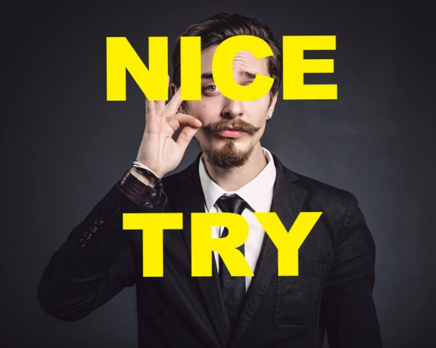 Trước năm 2000, nhân viên Disneyland không được phép để râu. Sau này, quy định được dỡ bỏ, nhưng nhân viên vẫn không được phép có hình xăm lộ hoặc đeo khuyên trừ khuyên tai.