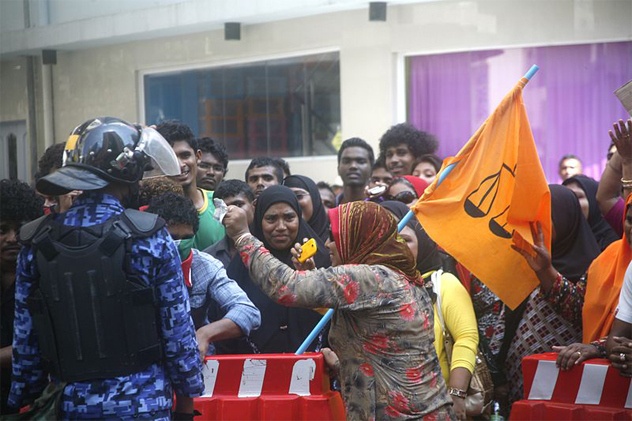 Tôn giáo cực đoan: Người Maldives không chấp nhận những hành vi, lời nói xúc phạm tôn giáo và nếu vi phạm thì có thể sẽ bị phạt tù. Nếu mang thuốc phiện trên người sẽ bị phạt tù chung thân. Các mối quan hệ đồng tính cũng không được chấp nhận. Hiến pháp Maldives năm 1997 quy định công dân nước này phải là người đạo Hồi, đặc biệt không chấp nhận bất kỳ tôn giáo nào khác. Nếu một người đổi đạo thì sẽ bị mất quyền công dân. Các thông tin, hướng dẫn, lịch sử về đạo Hồi được đưa vào chương trình giáo dục. Chính phủ có hẳn một ban hướng dẫn về tôn giáo.  