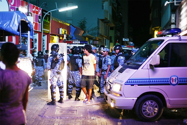 Người ngoại tình sẽ bị quất bằng roi: Theo luật Maldives, tất cả mọi người đều bình đẳng và được bảo vệ như nhau. Nếu ngoại tình sẽ bị đưa ra trước công chúng và đánh bằng roi. Tuy nhiên, phần lớn các nạn nhân bị quất roi là phụ nữ. Con số thống kê từ 2006 cho thấy 184 phụ nữ bị quất roi và chỉ 38 người là nam giới vì họ chỉ việc phủ nhận là xong. Năm 2009, một bà mẹ trẻ mới 18 tuổi bị quất roi 100 lần và phải nhập viện. Cô không nhận tội, nhưng bị cáo buộc do có thai, còn hai người đàn ông liên quan đến vụ ngoại tình này được tuyên trắng án.