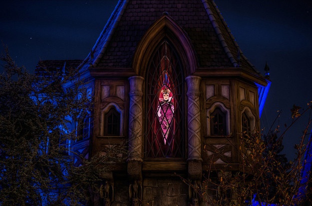 Cứ 24 giây một lần, mụ phù thủy độc ác xuất hiện ở cửa sổ của tòa tháp ngay trên Hành trình đáng sợ của nàng Bạch Tuyết.