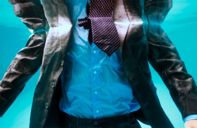 Nội các họp dưới nước: Biến đổi khí hậu và mực nước biển tăng cao là hiểm họa đối với Maldives. Một số các hòn đảo phải di dân do tình trạng nước biển dâng cao xâm lấn nguồn nước ngọt. Để gây chú ý về vấn đề này, tổng thống Mohamed Nasheed chuyển cuộc họp nội các tháng 10/2009 xuống đáy biển. Tổng thống và 13 quan chức chính phủ đeo thiết bị lặn, ngồi vào bàn gắn dưới đáy biển để họp.