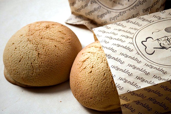 Papparoti là một loại bánh mì ngọt từ Malaysia. Bánh được làm từ bột mì, bơ, sữa, phô-mai và cà phê. Trước khi nướng còn được phủ một lớp kem đặc biệt, để khi ra lò lớp kem tan chảy, thấm sâu vào vỏ bánh thơm ngọt. Ảnh  