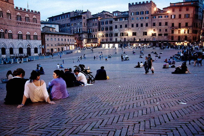 1. Tiếng ồn: Đây có lẽ là điều đầu tiên người nước ngoài phàn nàn về người Italy. Mỗi ngày ở Italy là một bản giao hưởng âm thanh với những đám người tụ tập buôn chuyện, hò hét, hát hò, chơi đùa, nói chuyện điện thoại, hoặc vừa lái xe vừa bấm còi ầm ĩ. Tiếng ồn còn phát ra từ nhà hàng xóm qua bức tường mỏng, từ tiếng tivi họ đang xem đến tiếng piano lũ trẻ đang chơi. 